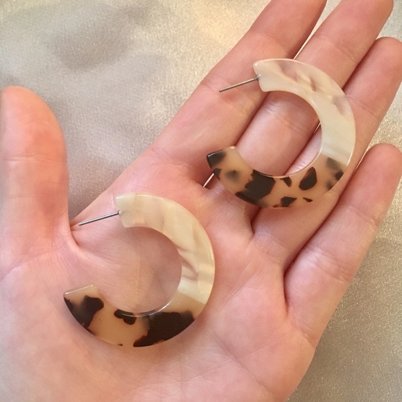 Ivory Leopard Acrylic Tortoise Shell Hoop Earrings - Picture 4 of 7